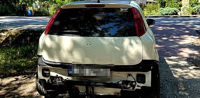 Chciał wyrwać korzeń samochodem. Stracił zderzak i dostał mandaty