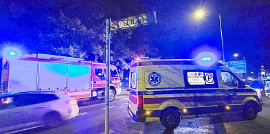 Zapatrzył się w telefon i wszedł pod samochód-109676