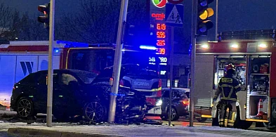 Samochód osobowy uderzył w słup na Puławskiej-110021