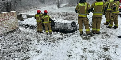 Pierwsze skutki zimy, samochód w rowie-110018