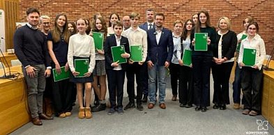 Wybitni uczniowie z Konstancina-Jeziorny nagrodzeni stypendiami-110728