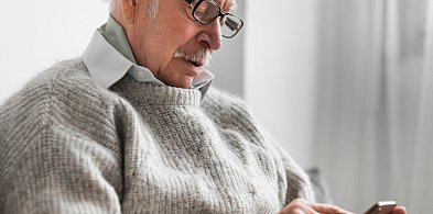 Oszustwo „na wypadek”. 93-letni senior stracił oszczędności życia-110773