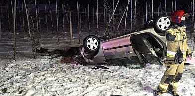 Uderzył w przystanek i dachował-110977