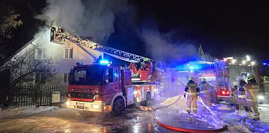 8 zastępów straży pożarnej gasiło pożar domu