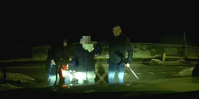 Policjant ratuje seniorkę w mroźny weekend