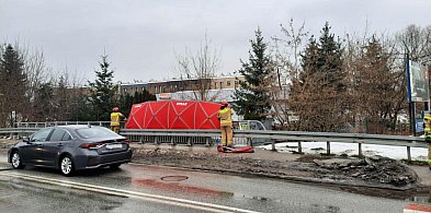 Tragiczne zgłoszenie w Piasecznie. Mężczyzna znaleziony na brzegu Perełki