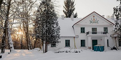 Postępują prace przy renowacji Dworu Ryxów