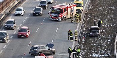 Zderzenie na S7. Jedno auto rozbiło się o bariery