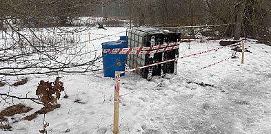 Niebezpieczne odpady porzucone przy drodze. Policja szuka sprawców