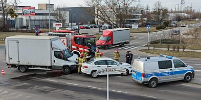 Zderzenie dwóch aut. Ruch odbywa się wahadłowo