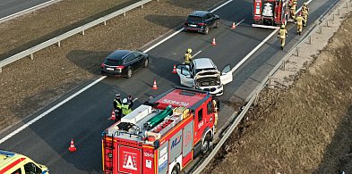 BMW uderzyło w bariery na trasie S7. Jedna osoba trafiła do szpitala