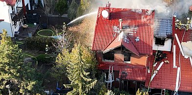 Pożar domu w Nowej Iwicznej. W akcji 11 zastępów straży pożarnej