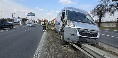 Zderzenie auta dostawczego z ciężarówką