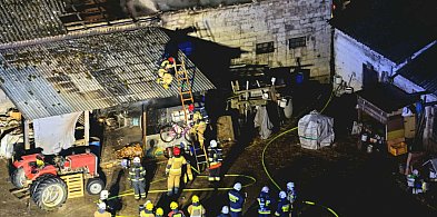 Nocny pożar pod Tarczynem. Szybka akcja strażaków zapobiegła tragedii