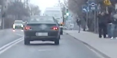 Porzucił samochód i uciekał na piechotę