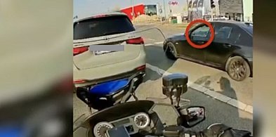 Kierowca BMW nie zauważył policjanta
