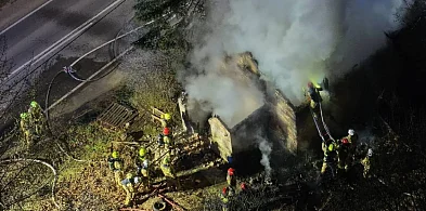 Nocny pożar w Łosiu. Ogień strawił dach budynku