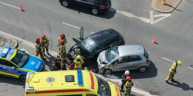 Zderzenie dwóch aut i utrudnienia na ruchliwym skrzyżowaniu