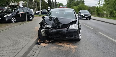Zderzenie dwóch samochodów na ul. Chyliczkowskiej. Utrudnienia w ruchu