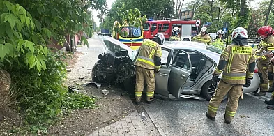Wypadek na Mirkowskiej. Auto rozbiło się na drzewie