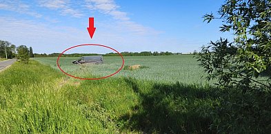 Zderzenie w Garbatce. Jeden z pojazdów zakończył jazdę w polu
