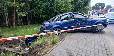 Wypadł z drogi i dachował