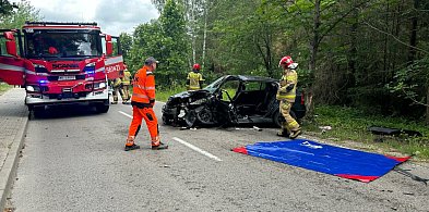 Czołowe zderzenie ze śmieciarką. Droga zablokowana