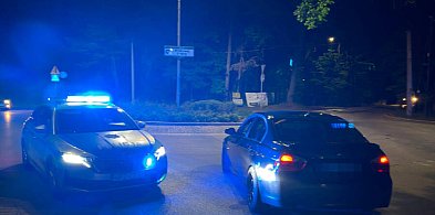 Pijany kierowca zasnął za kierownicą BMW na środku ulicy
