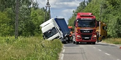 Ciężarówka w rowie