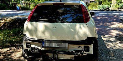 Chciał wyrwać korzeń samochodem. Stracił zderzak i dostał mandaty