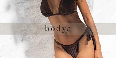 Uniwersalne i kobiece: co sprawia, że bikini wiązane nigdy nie wychodzi z mody?-110581