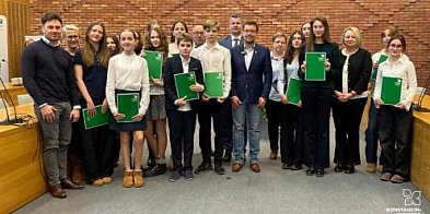 Wybitni uczniowie z Konstancina-Jeziorny nagrodzeni stypendiami-110728