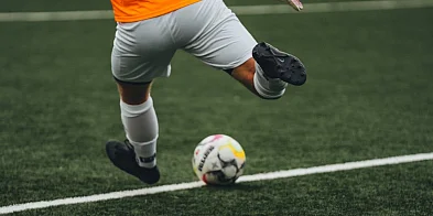 Dlaczego sędzia dolicza tyle minut – jak liczy się czas gry?