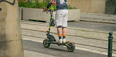 Jak prawidłowo ładować hulajnogę elektryczną
