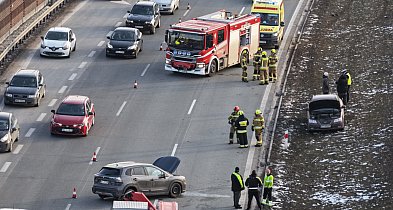 Zderzenie na S7. Jedno auto rozbiło się o bariery