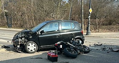 Groźny wypadek w Konstancinie – zderzenie motocykla z autem
