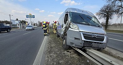 Zderzenie auta dostawczego z ciężarówką