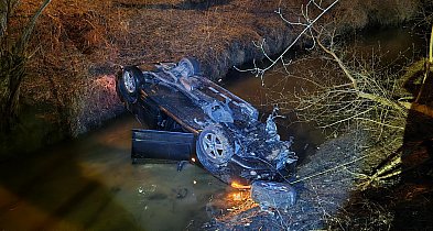 Ucieczka ulicami Piaseczna zakończona dachowaniem w rzece