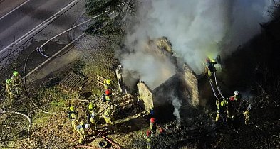 Nocny pożar w Łosiu. Ogień strawił dach budynku