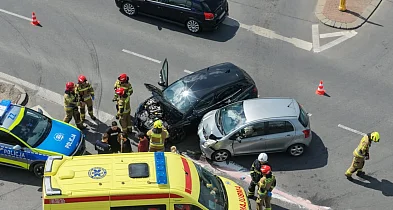 Zderzenie dwóch aut i utrudnienia na ruchliwym skrzyżowaniu