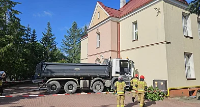 Ciężarówka uderzyła w budynek szkoły. Kierowca trafił do szpitala