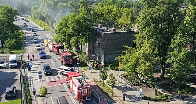 Pożar w pustostanie kolejowym. Jedna osoba trafiła do szpitala