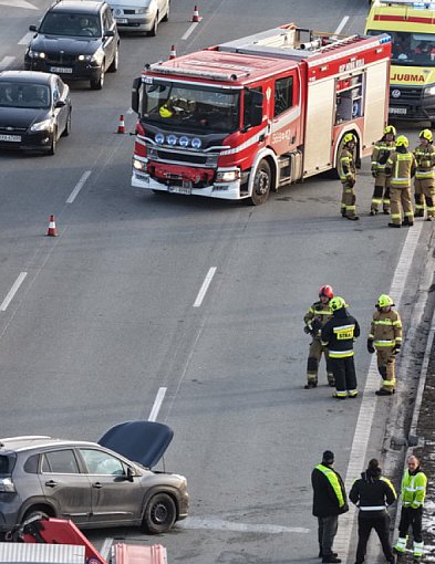 Zderzenie na S7. Jedno auto rozbiło się o bariery