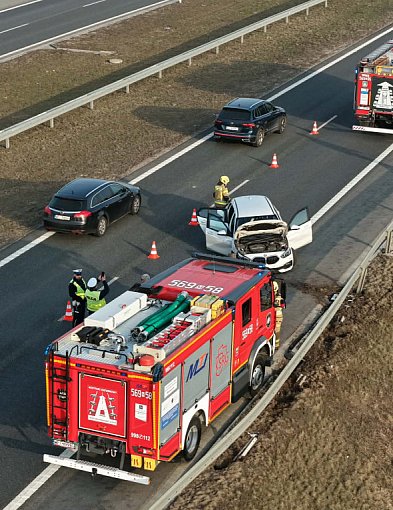 BMW uderzyło w bariery na trasie S7. Jedna osoba trafiła do szpitala
