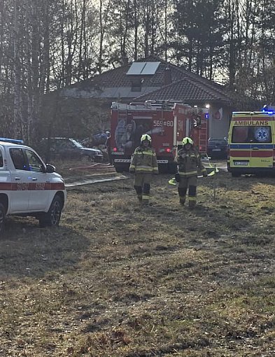 Strażacy wezwani do płonącego domu