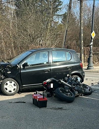 Groźny wypadek w Konstancinie – zderzenie motocykla z autem