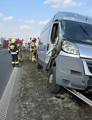 Zderzenie auta dostawczego z ciężarówką