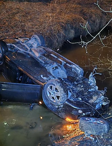Ucieczka ulicami Piaseczna zakończona dachowaniem w rzece