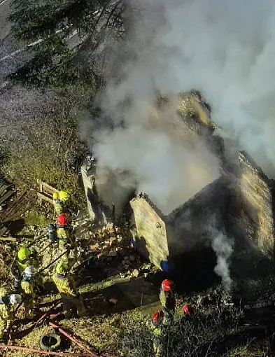 Nocny pożar w Łosiu. Ogień strawił dach budynku