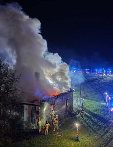 Płomienie strawiły budynek. Walczyło 10 jednostek straży